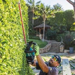 Lawn & Outdoor Power Makita XHU07T 18 Volt 24 Inch 5.0Ah LXT Lithium-Ion Brushless Hedge Trimmer Kit