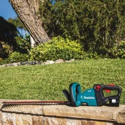 Lawn & Outdoor Power Makita XHU07T 18 Volt 24 Inch 5.0Ah LXT Lithium-Ion Brushless Hedge Trimmer Kit