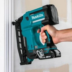 Makita XNB02RJ 18 Volt 2-1/2 Inch 2.0Ah 16 Gauge Straight Finish Nailer Kit