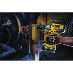 DeWALT DCF899P2 20V MAX 1/2-Inch Brushless Torque Impact Wrench Kit