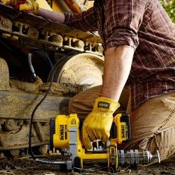 DeWALT DCGG571M1 20V MAX Lithium Ion Automatic 42" Grease Gun Tool Kit 15 DeWALT DCGG571M1 20V MAX Lithium Ion Automatic 42