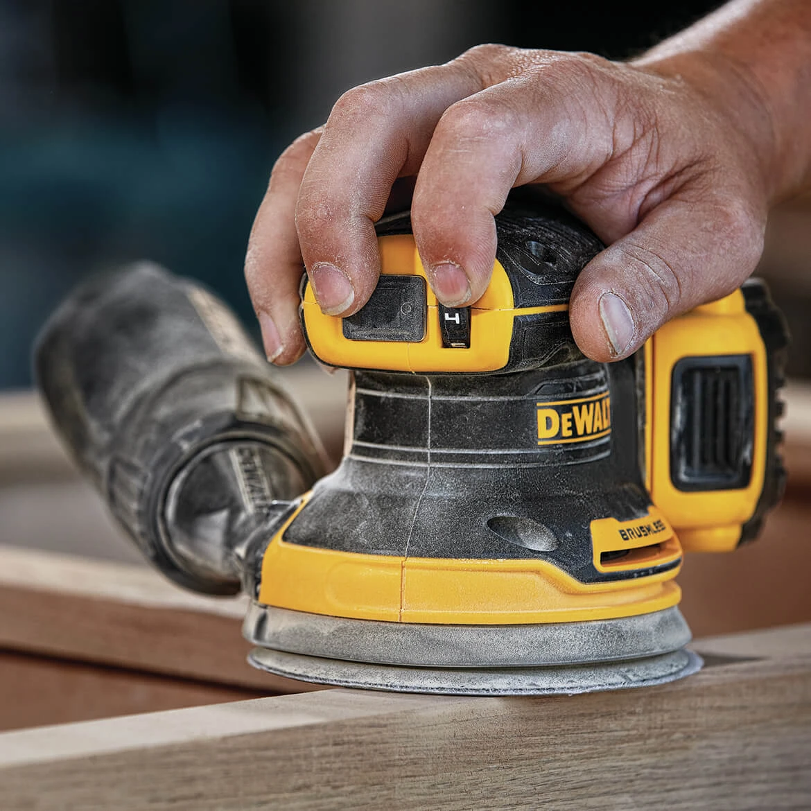 DeWALT DCW210D1 20V 5-Inch 2.0Ah Brushless Random Orbital Sander Kit 7 DeWALT DCW210D1 20V 5-Inch 2.0Ah Brushless Random Orbital Sander Kit