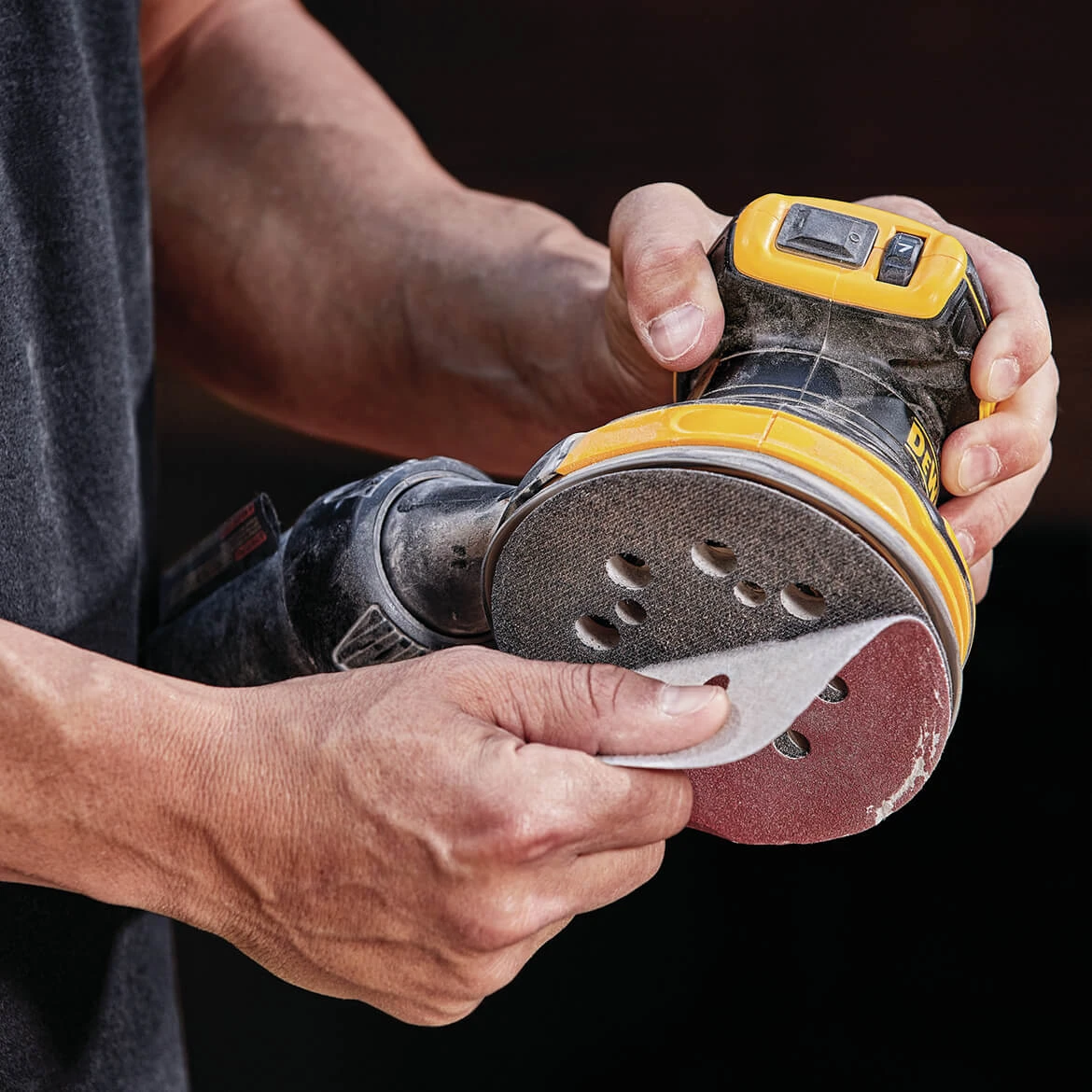 DeWALT DCW210D1 20V 5-Inch 2.0Ah Brushless Random Orbital Sander Kit 10 DeWALT DCW210D1 20V 5-Inch 2.0Ah Brushless Random Orbital Sander Kit