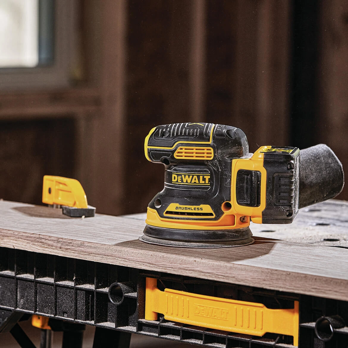 DeWALT DCW210P1 20V 5-Inch 5.0Ah Brushless Random Orbital Sander Kit Tools & Equipment 6 DeWALT DCW210P1 20V 5-Inch 5.0Ah Brushless Random Orbital Sander Kit Tools & Equipment