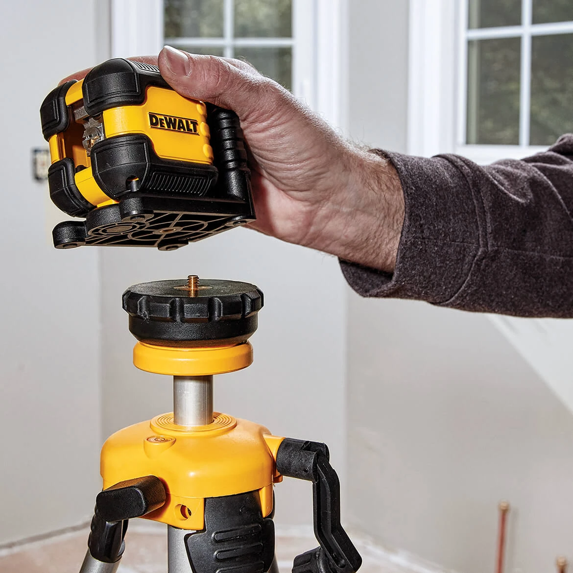 DeWALT DW08802CG 40-Foot Locking Pendulum Green Cross Line Laser Level 7 DeWALT DW08802CG 40-Foot Locking Pendulum Green Cross Line Laser Level