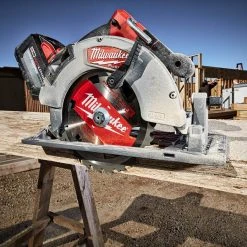 Milwaukee 2732-21HD M18 FUEL 18V 7-1/4-Inch Lithium-Ion Circular Saw Kit
